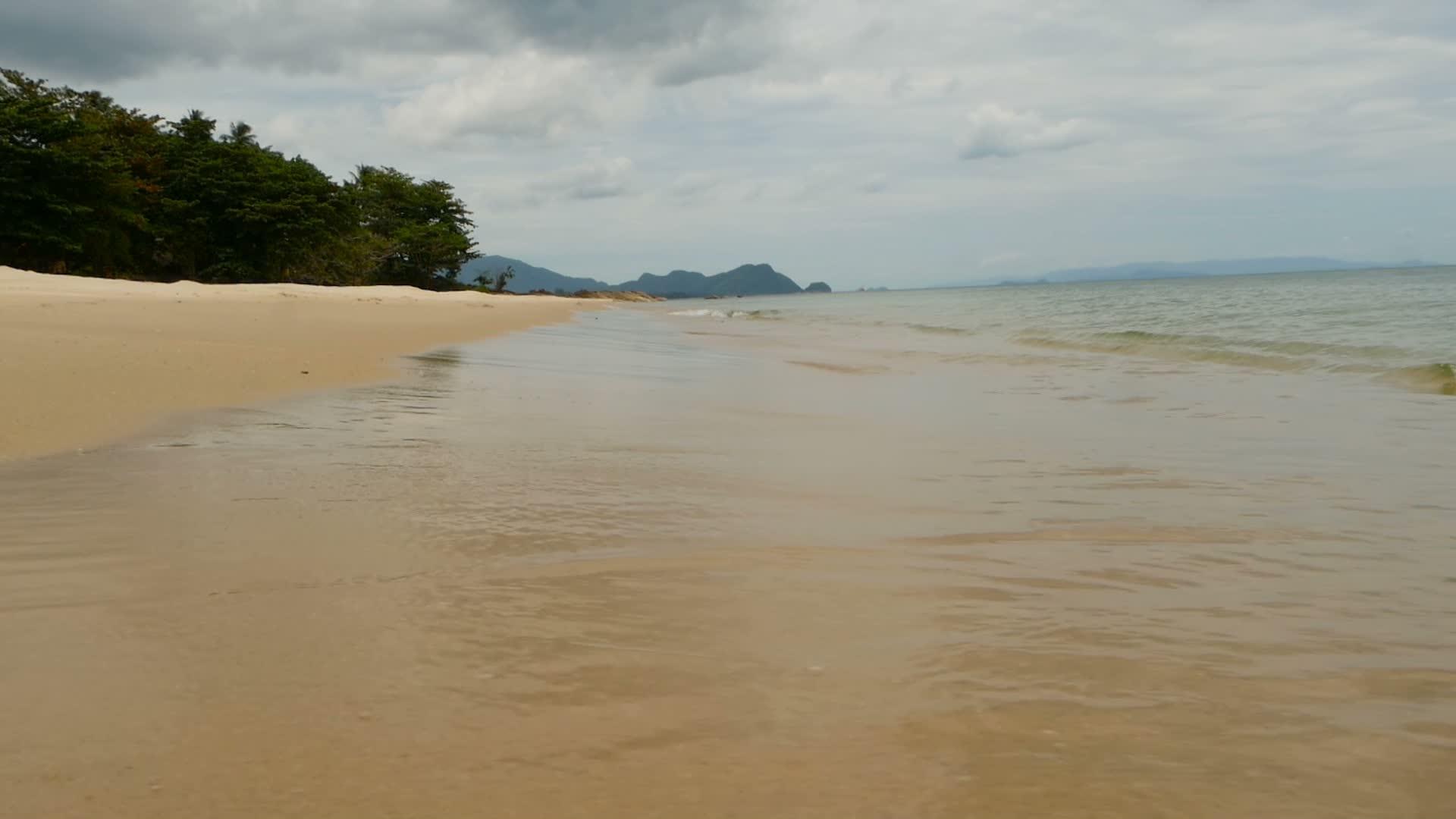 白色沙滩和平静的蓝色海洋田园诗般的热带天堂异国情调视频的预览图