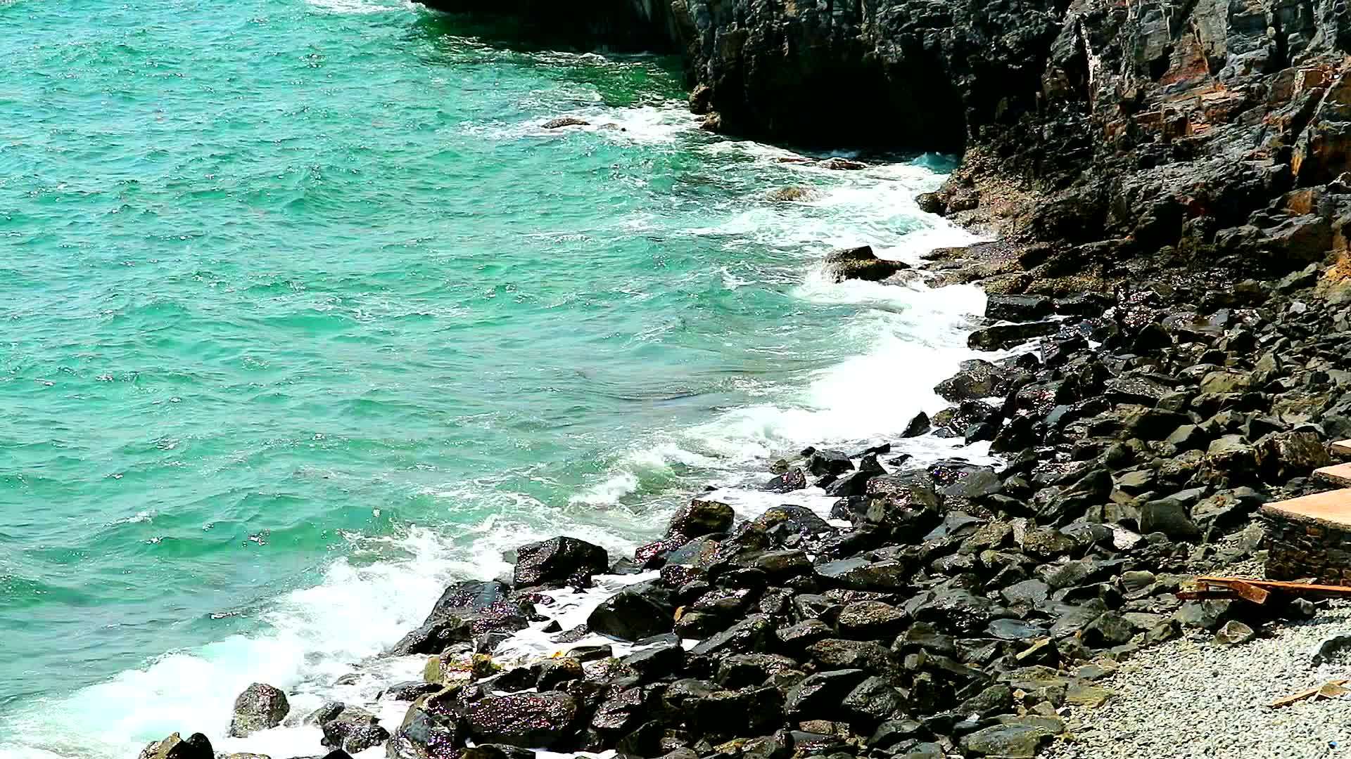 海浪长期以来一直侵蚀着海岸直到岩石和岩石破碎直到火山爆发视频的预览图