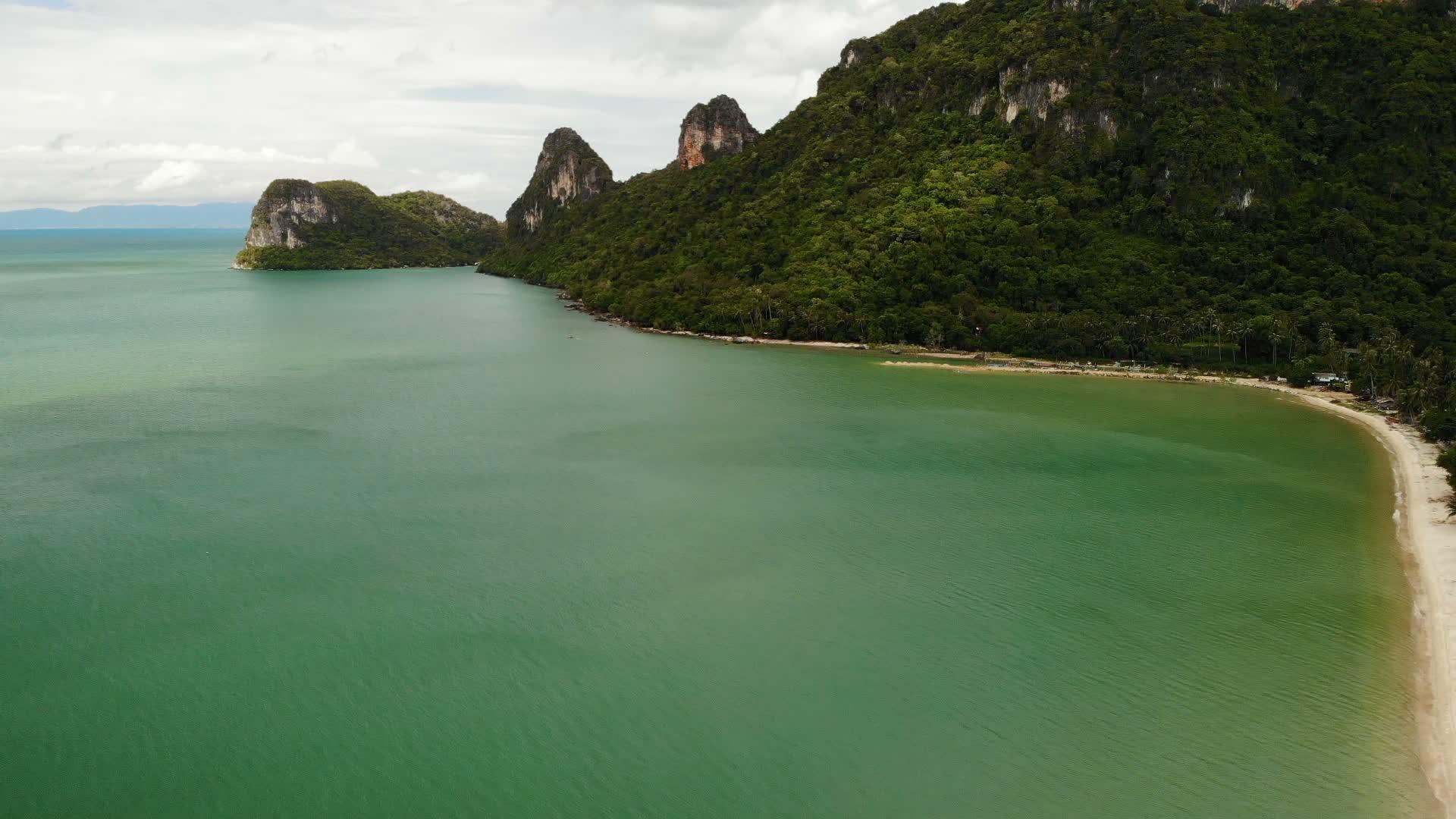 丰富多彩的海洋或海洋被覆盖在泰国的绿林中Thailand视频的预览图