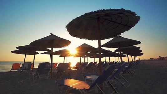 沙沙度假胜地和沙沙海滩雨伞视频的预览图