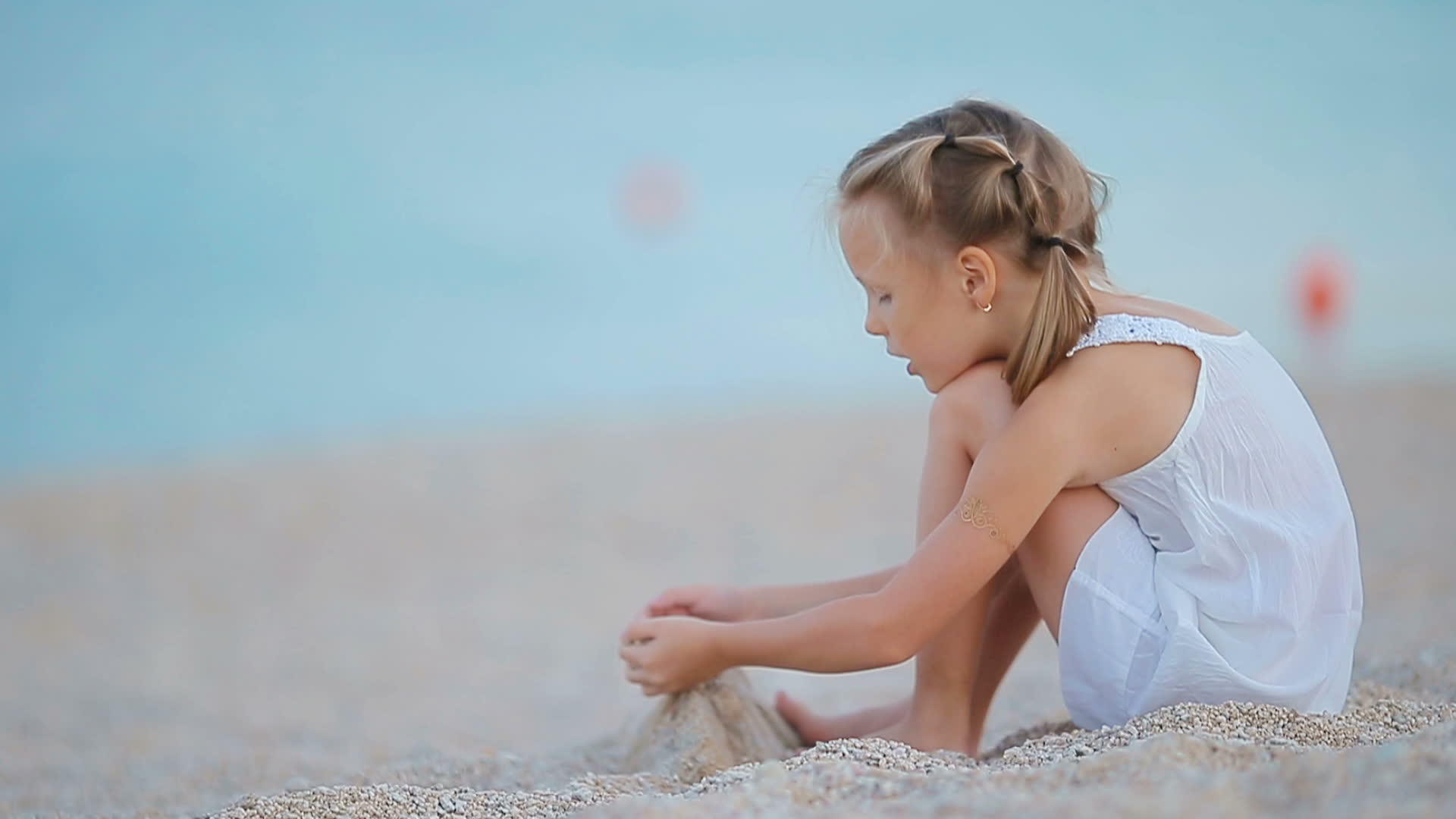 可爱的小女孩在度假期间在热带海滩玩耍视频的预览图