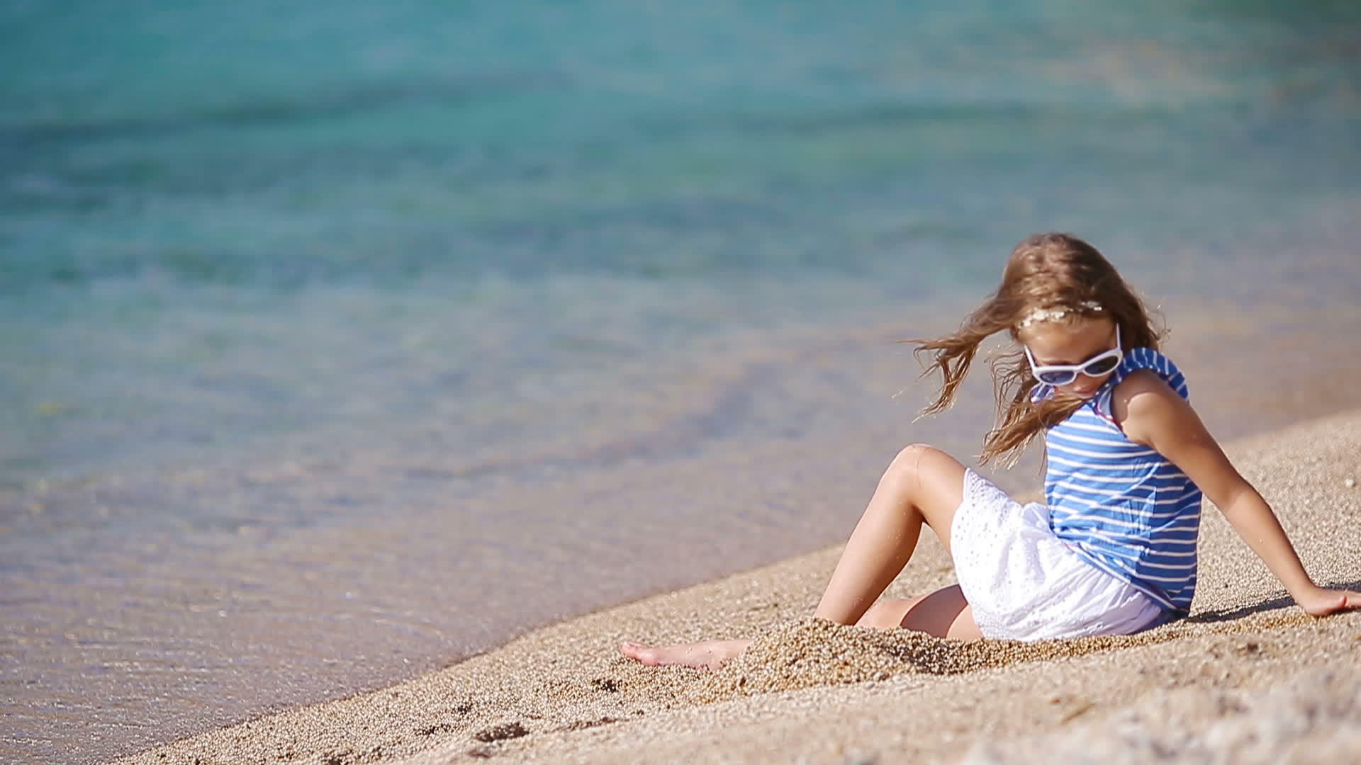 可爱的小女孩在热带海滩度假视频的预览图