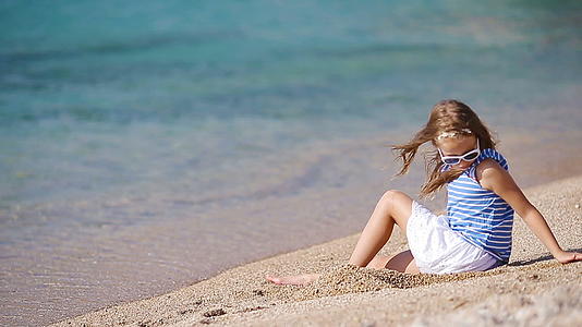 可爱的小女孩在热带海滩度假视频的预览图