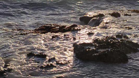 沿岸带水断裂Bayahibe的岩石上视频的预览图