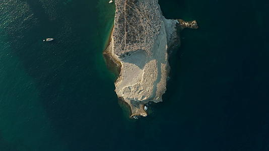麦尔塔岛的海滨土地被黄光照亮空气中有绿色、绿色和蓝色的鸟类视频的预览图