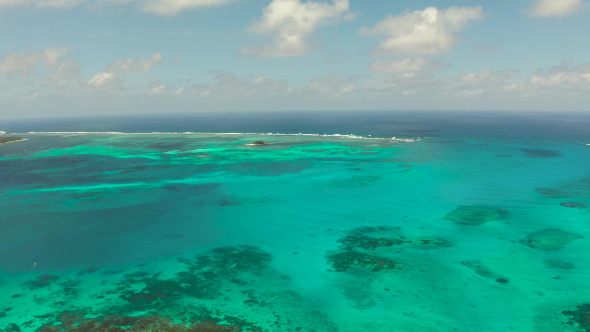 海景菲利平群岛蓝海和热带岛屿视频的预览图