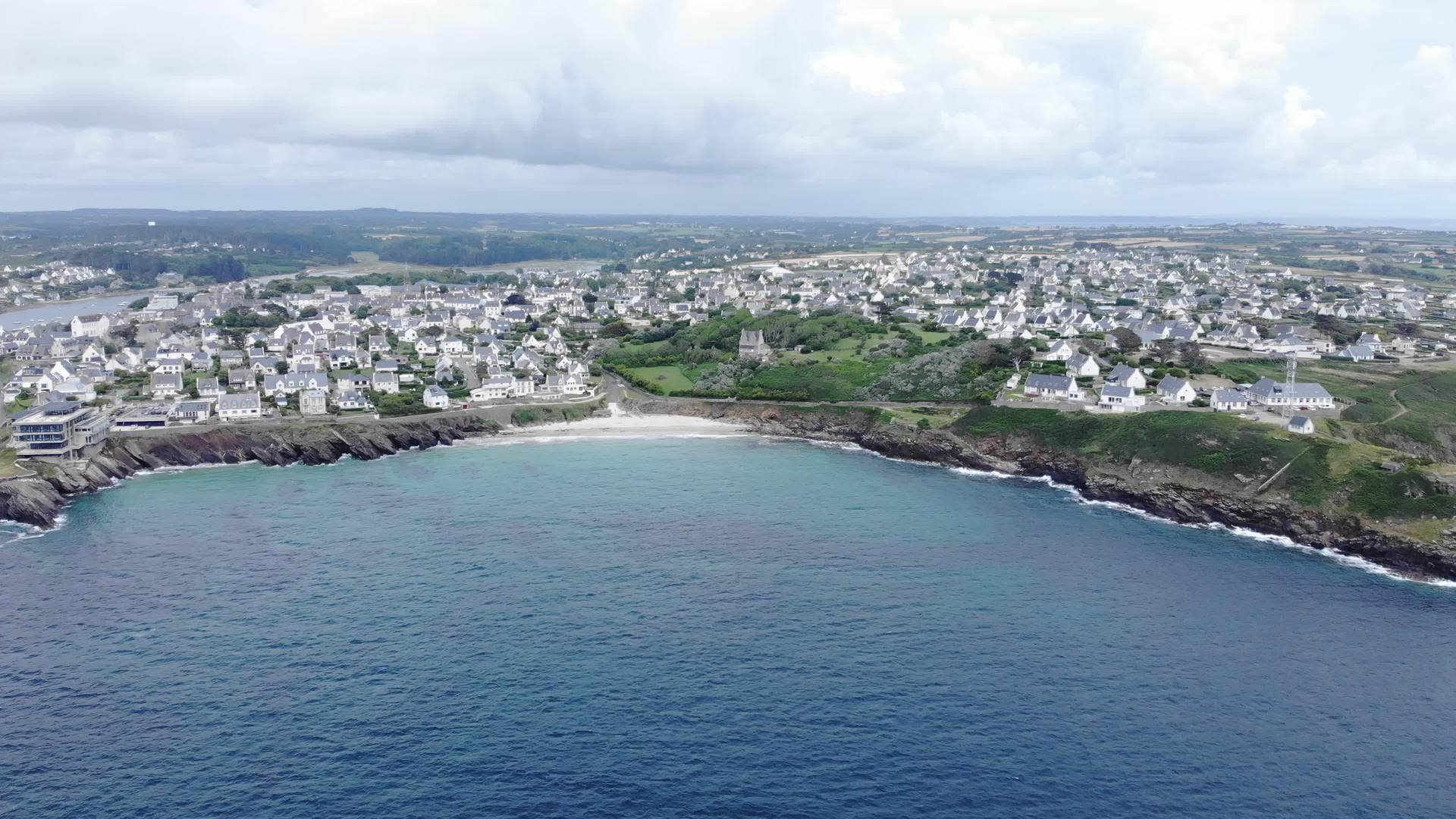 布列塔尼法国Leconquet海岸电影空中无人机视频的预览图