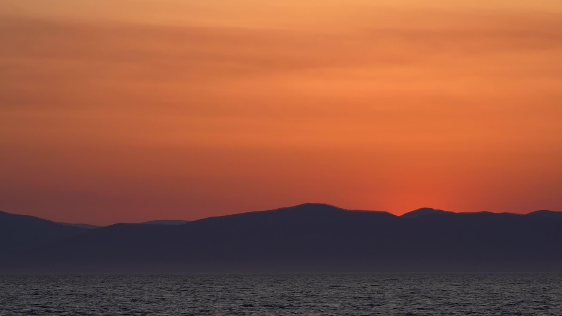 美丽的日落时海景全景视频的预览图