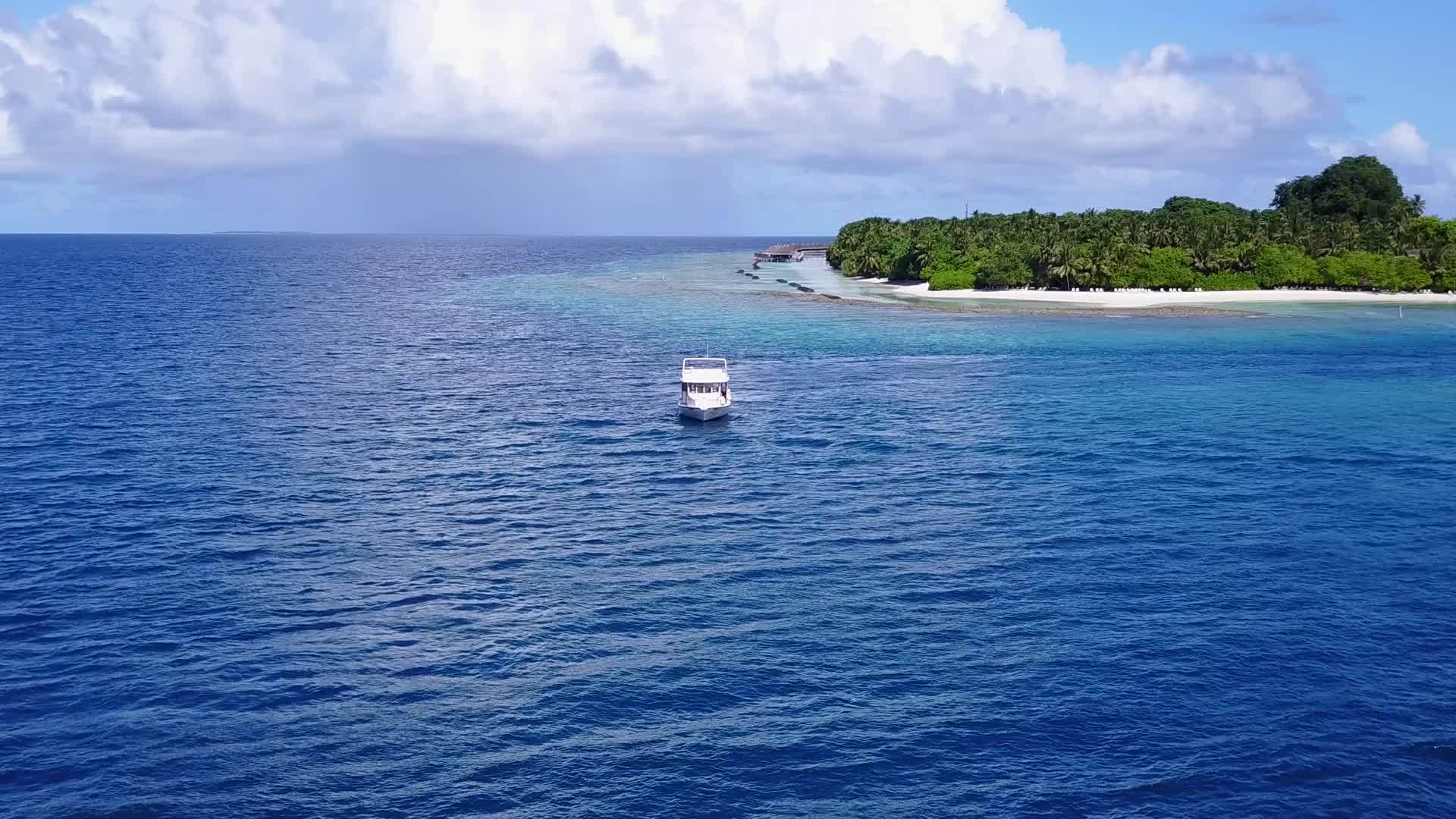 蓝海和白沙背景的奇怪岛屿海滩在旅游胜地附近的夏季旅游视频的预览图