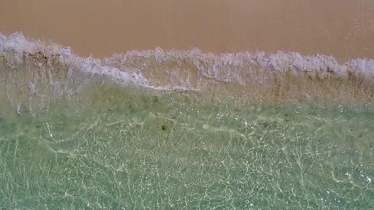 热带海湾海滩假日阳光明媚的风景沙巴附近有一个白色海滩背景视频的预览图