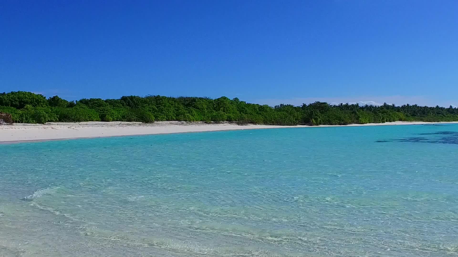 蓝色海洋和海滩附近的白沙背景美丽的岛屿海滩航程视频的预览图