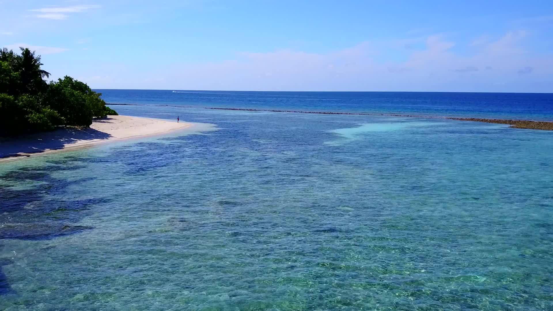 在度假胜地附近的蓝绿水和白色沙底的蓝绿水将是美丽的视频的预览图