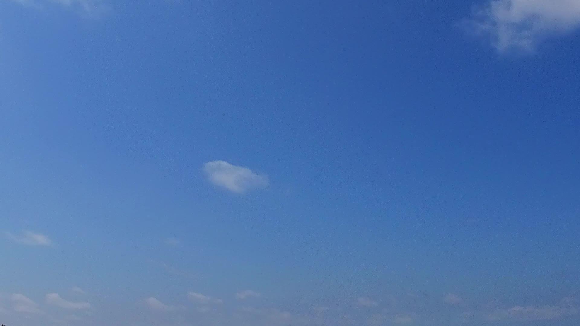 海洋环礁湖海滩野生动物通过蓝海在沙巴附近有一个白色的海滩视频的预览图