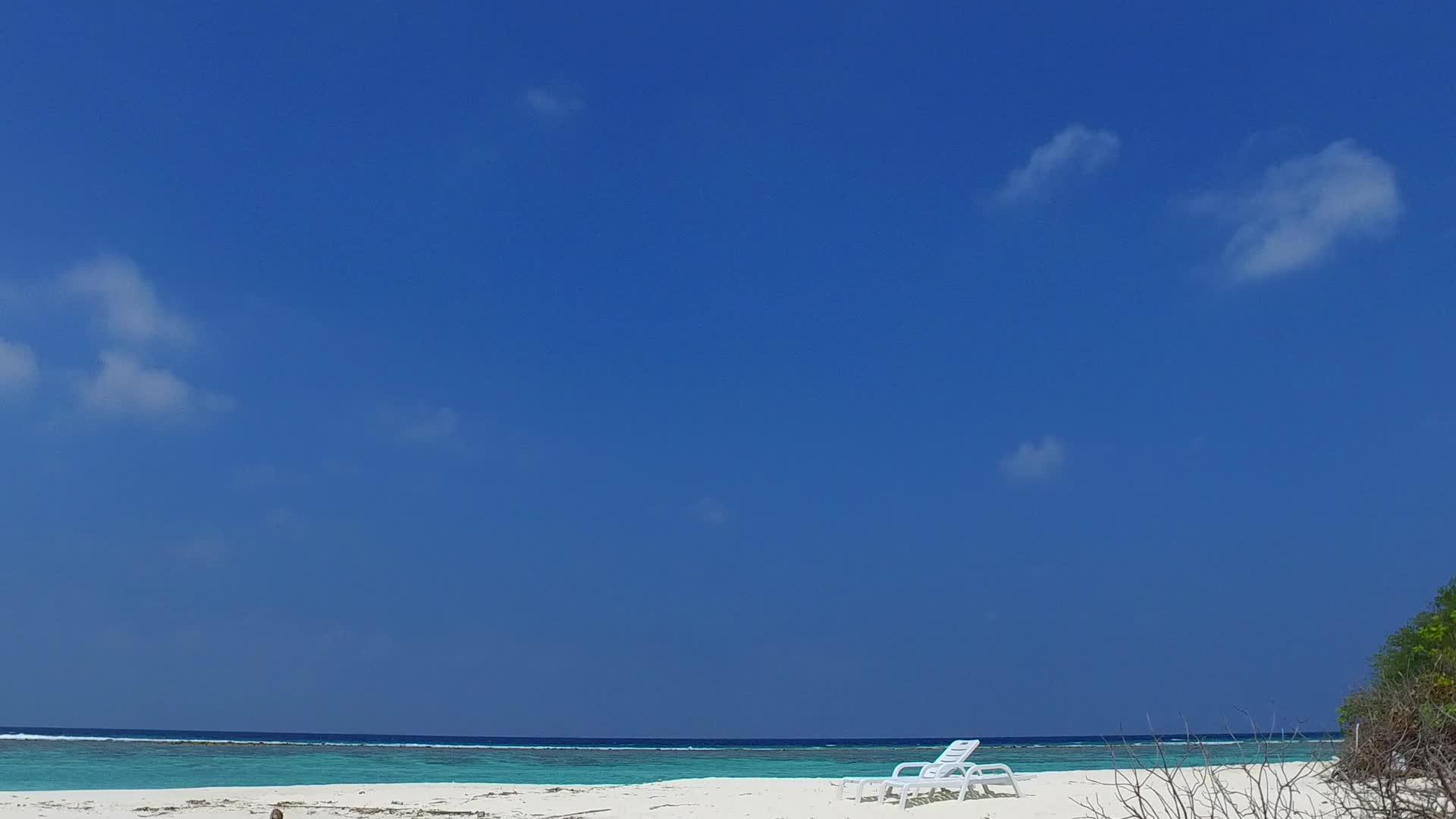 沿着蓝色海洋和靠近度假胜地的白沙背景旅行视频的预览图
