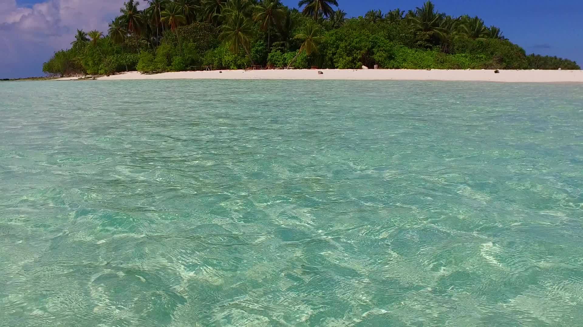 白天和天空的豪华度假海滩生活方式由透明的海洋和海浪附近组成视频的预览图