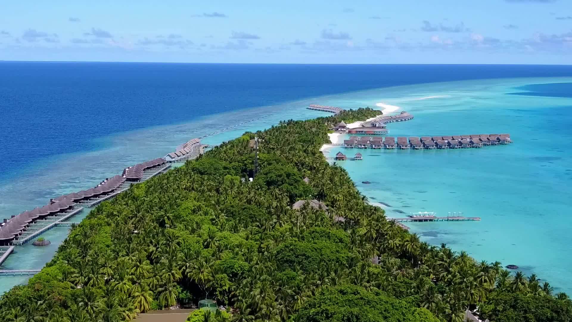 关闭海滨海滩度假旅游蓝海和度假村附近的白色海滩视频的预览图