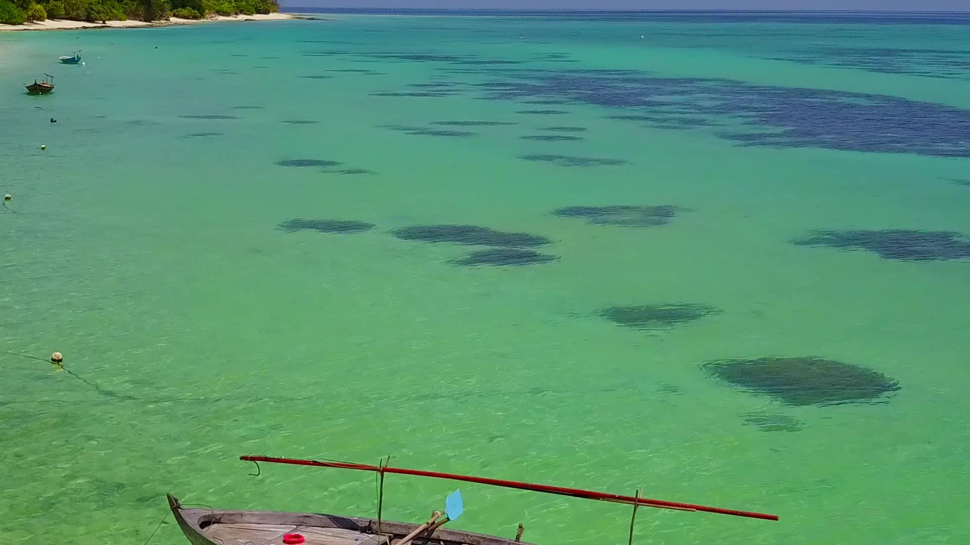 以透明环礁湖和度假胜地附近的白沙背景为例视频的预览图