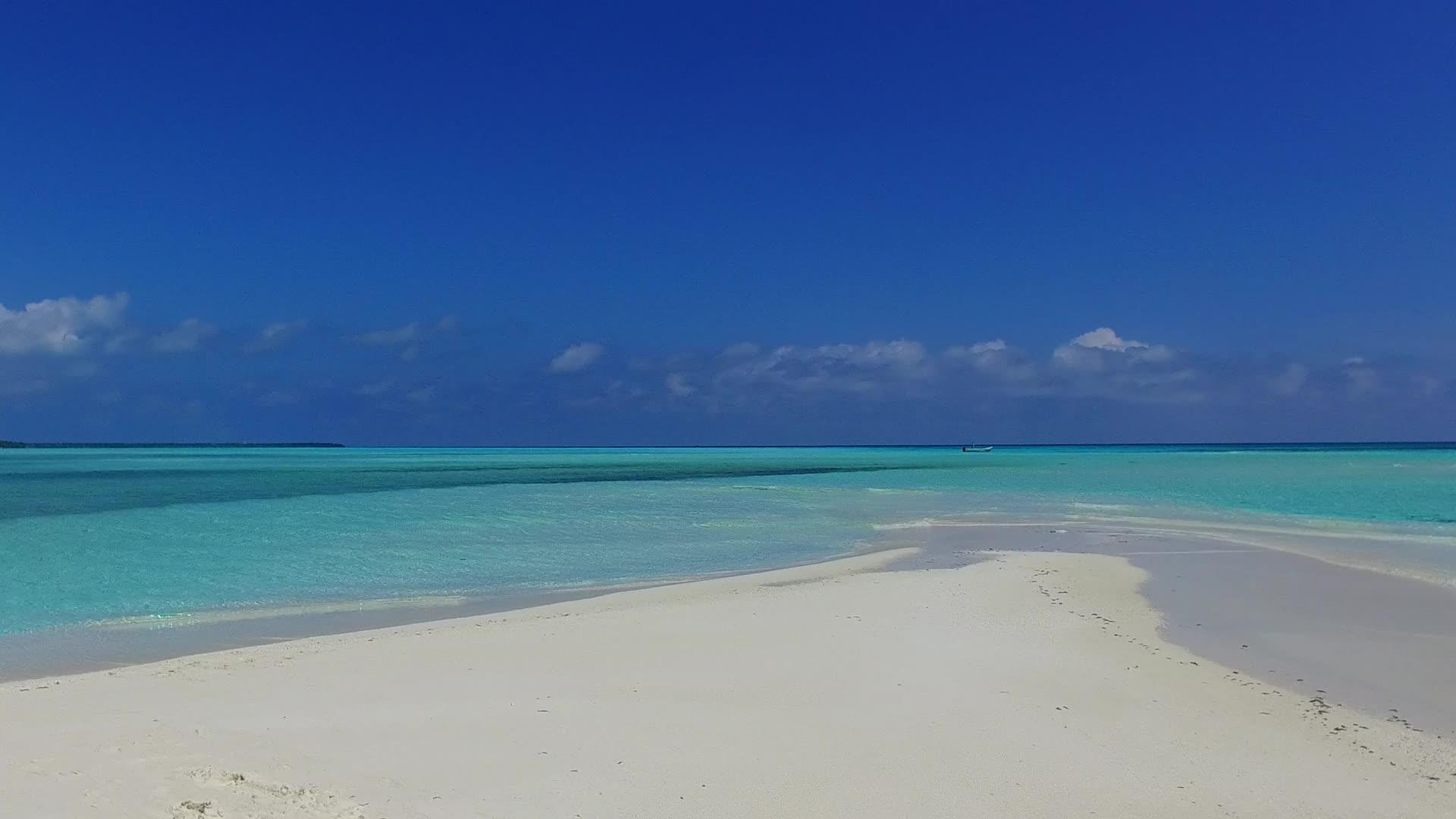 在阳光下蓝蓝海美丽的海湾海滩在阳光下航行的抽象瞬间视频的预览图