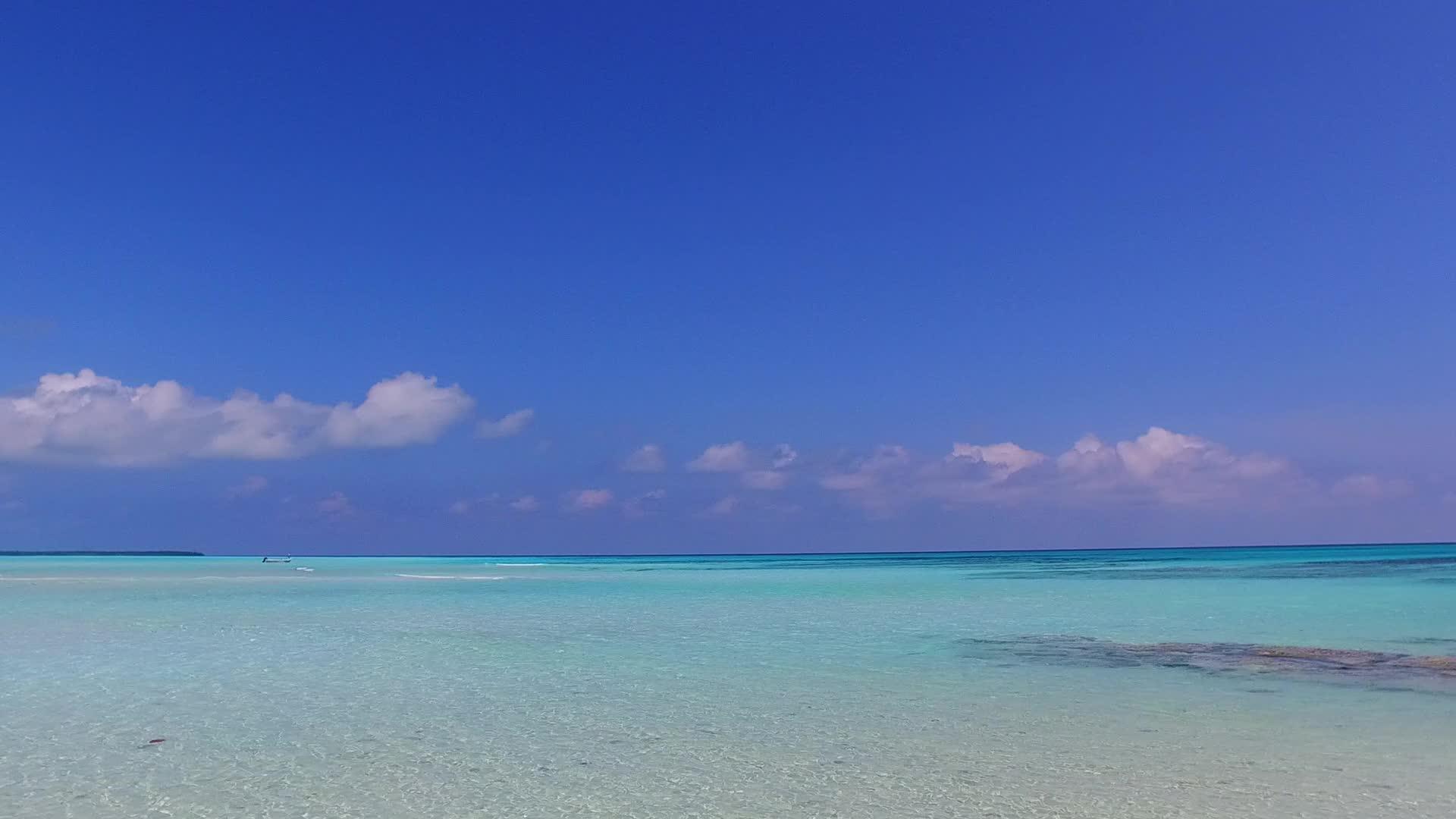 蓝色泻湖和沙洲附近的白色海滩背景完美的海景海滩休息视频的预览图