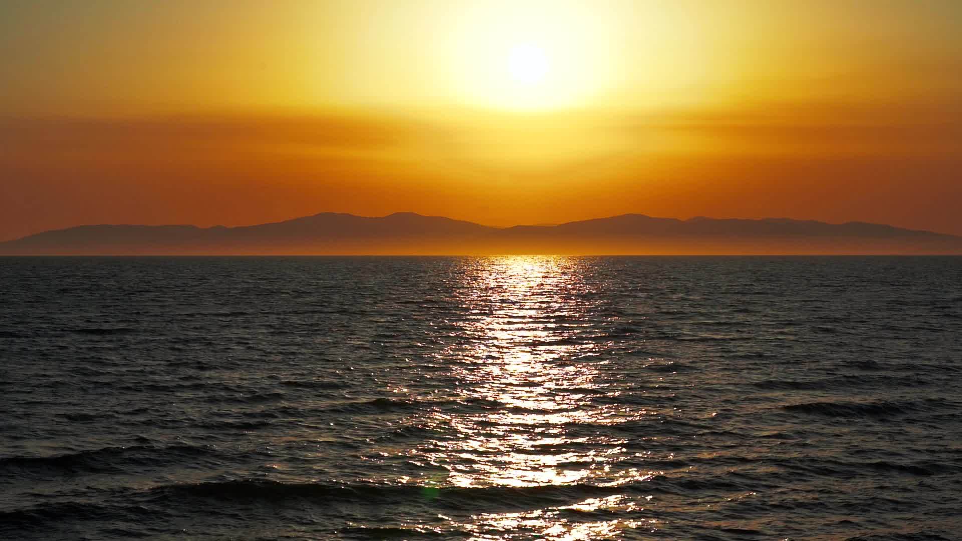 缓慢的海洋风景美丽的日落视频的预览图