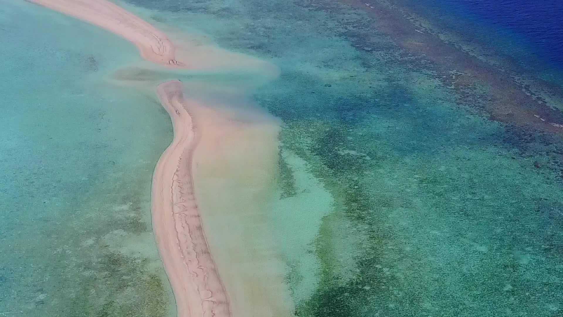 蓝色沙滩航行的背景是蓝色环礁湖和度假胜地附近的浅沙视频的预览图