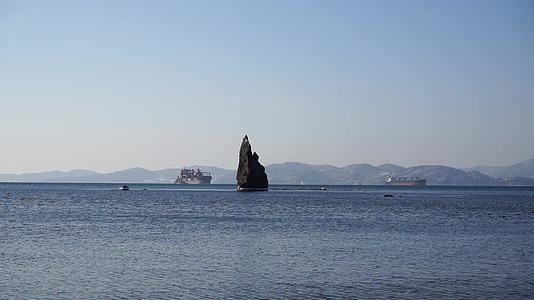 独立岩石在海面背景上的海景nakhodkaRussia视频的预览图
