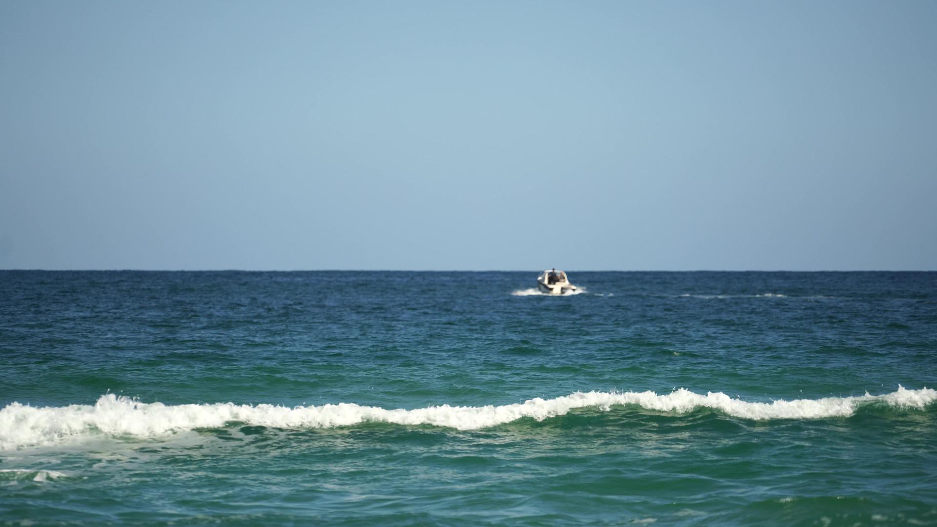 海景是白波地平线上的一艘船视频的预览图