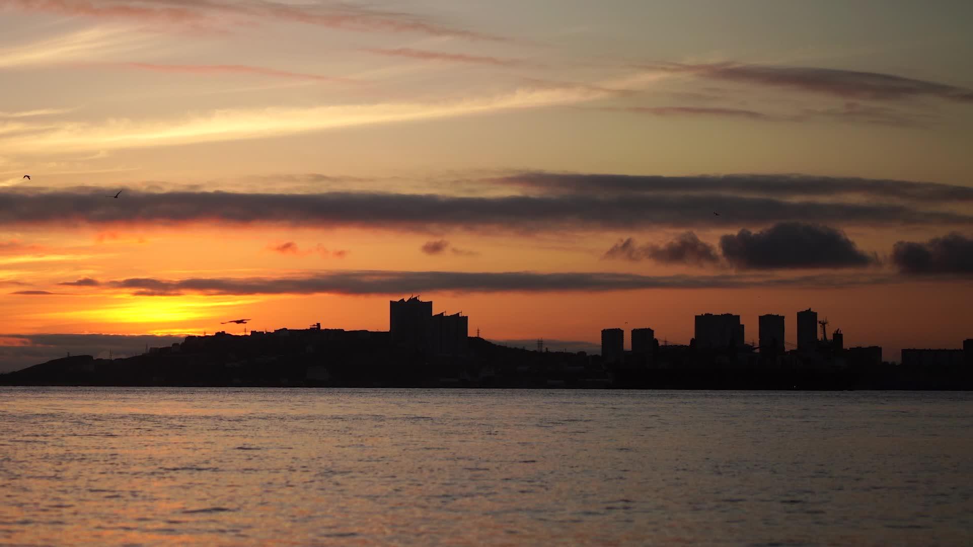 美丽的日落和船只的海景视频的预览图
