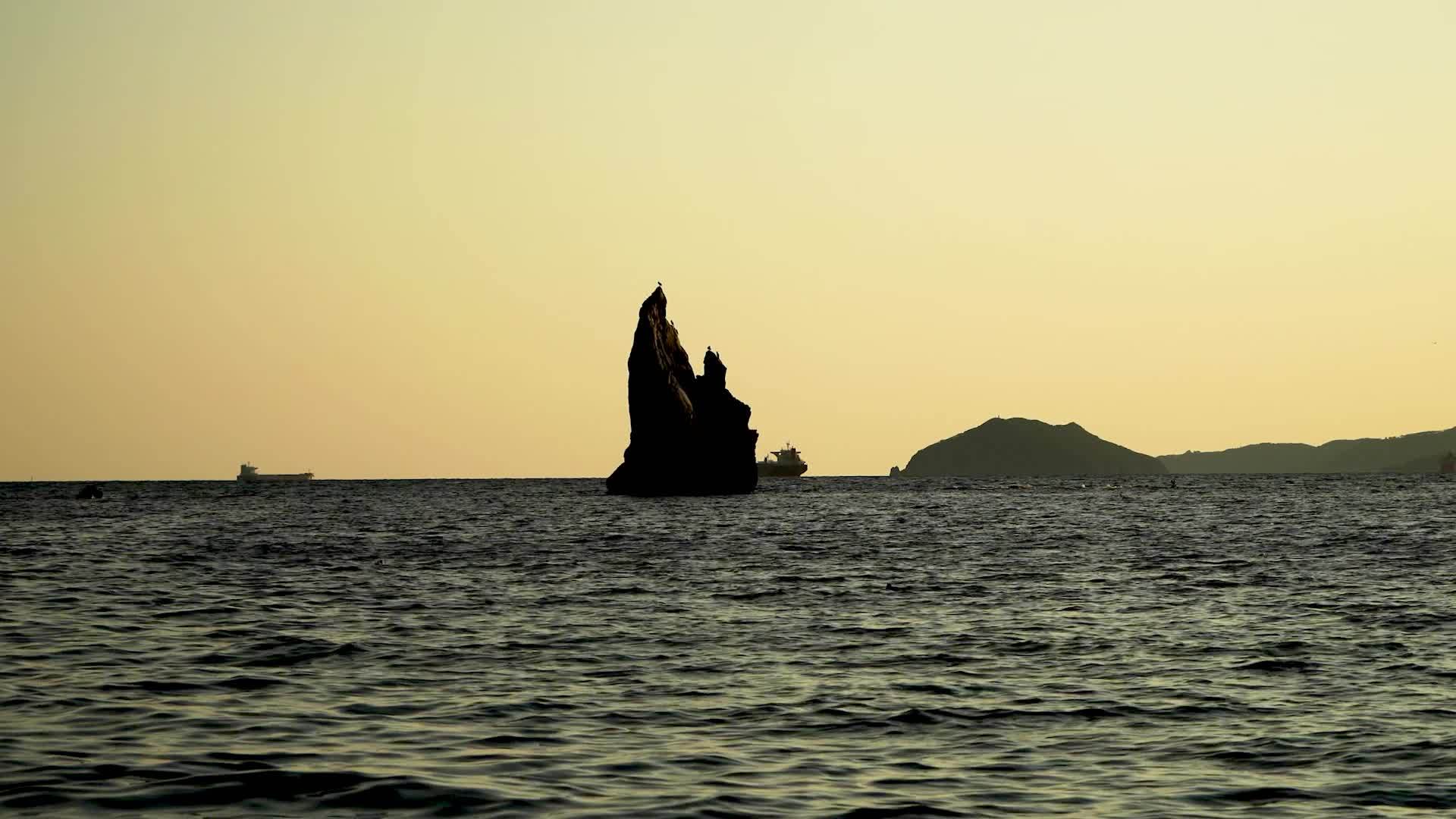 海景与海湾Lashkevych纳霍沿海边疆区的岩石视频的预览图
