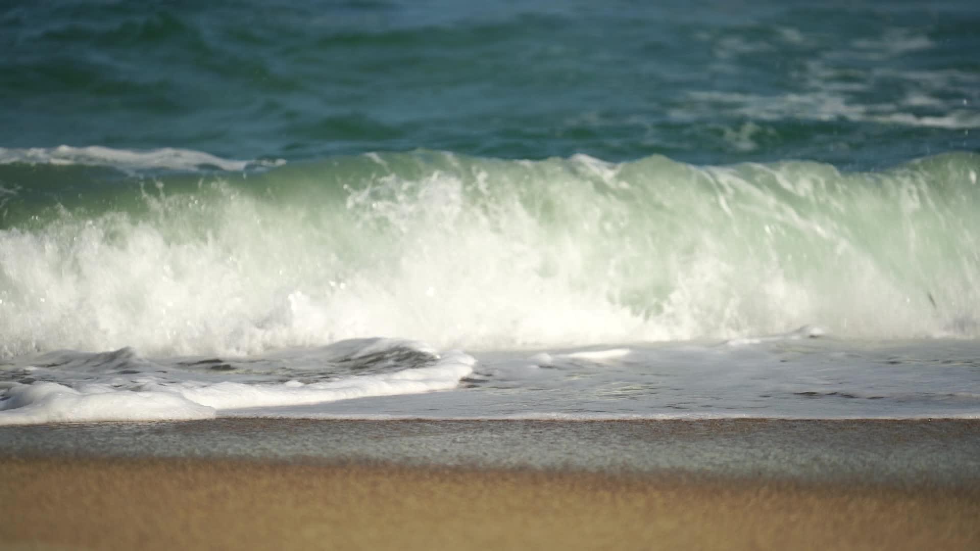 缓慢的海洋景色可以看到海浪和喷发视频的预览图