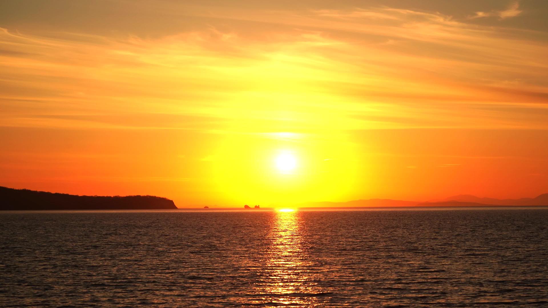 美丽的海景亚穆尔湾阳光和日落视频的预览图