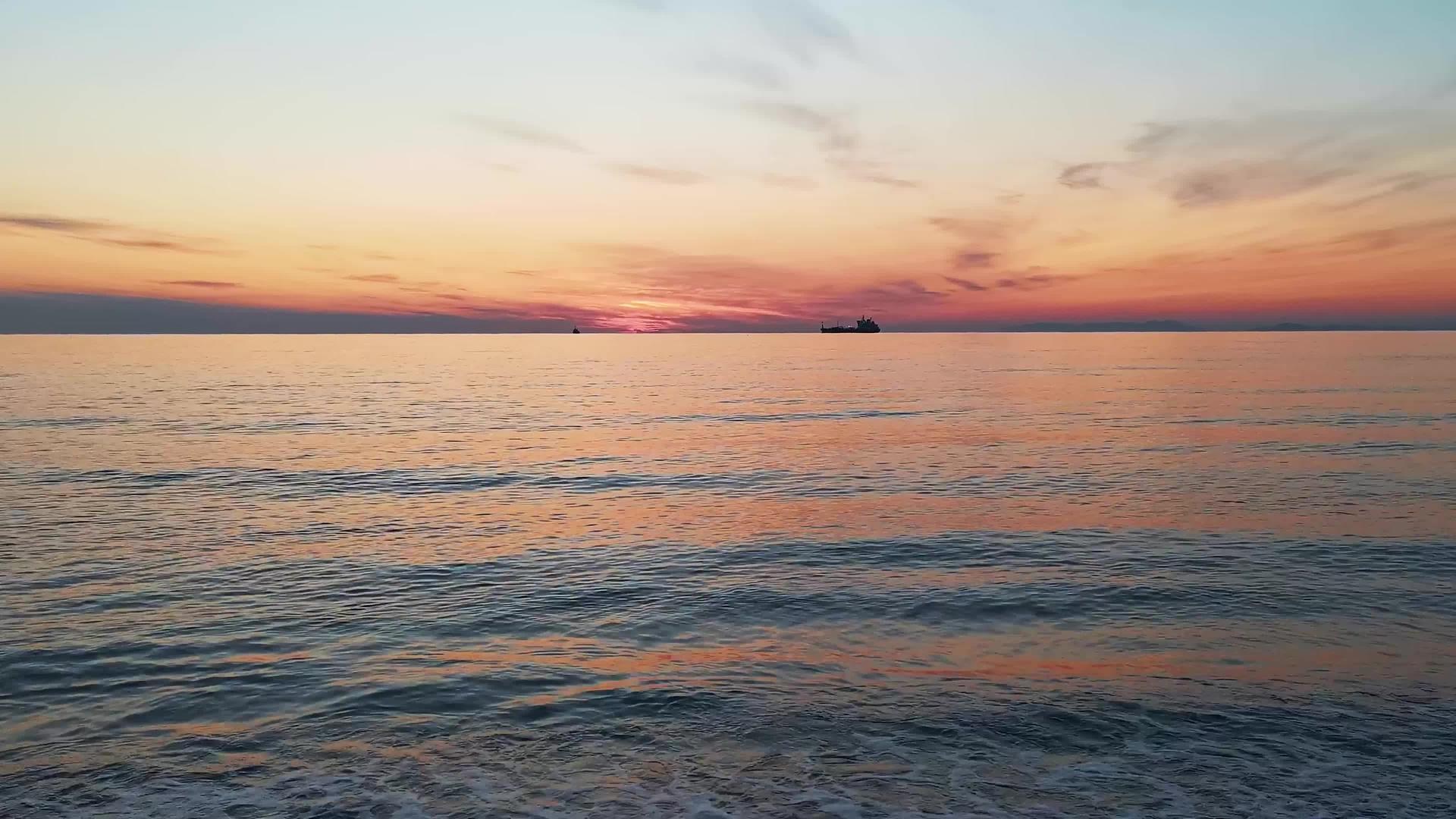 美丽的海景和日落视频的预览图