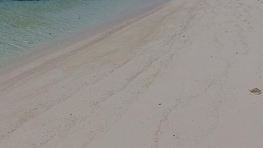 美丽的海湾海滩空旷的天空被蓝色的泻湖和沙洲附近的干净视频的预览图
