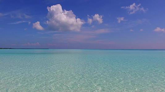 蓝色的海洋宁静的环礁湖海滩时间是空的抽象的棕榈树附近有白色的沙滩视频的预览图