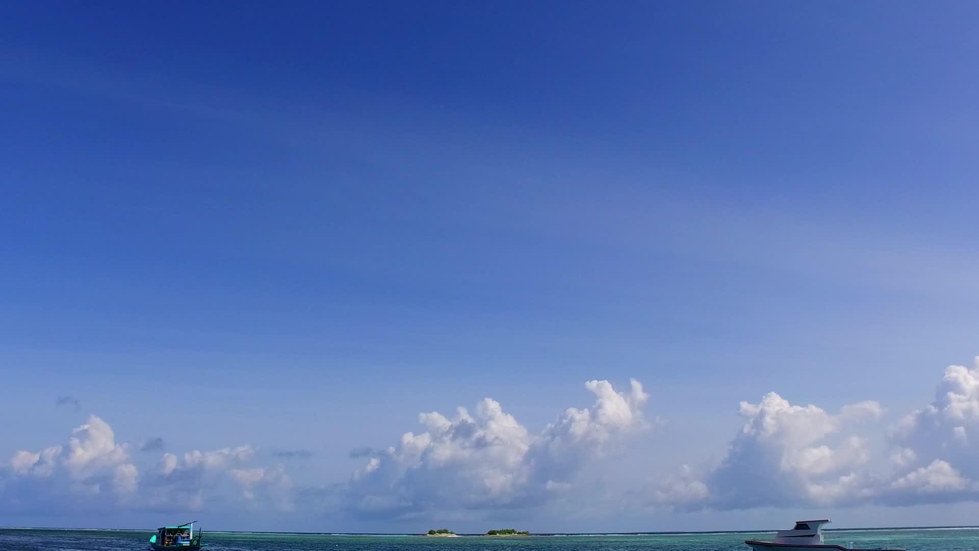 在豪华海岸附近乘坐透明海洋和白色沙尘背景视频的预览图