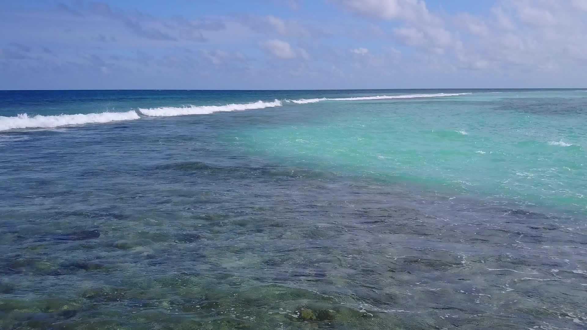 蓝色海洋的海滨生活方式在海浪附近有白色的沙底背景视频的预览图