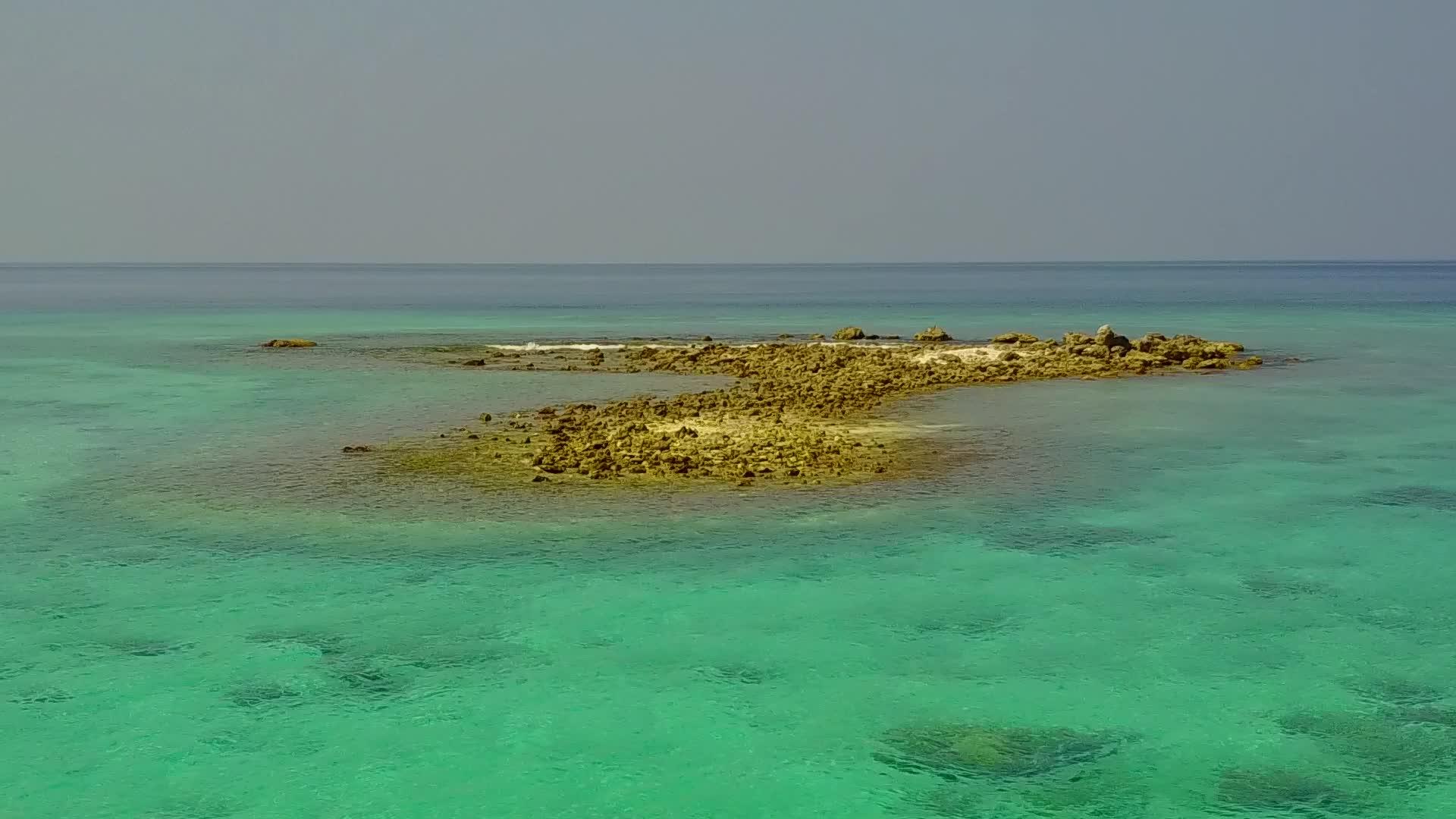 沙洲附近白沙背景浅泻湖美丽海景海滩之旅阳光景观视频的预览图