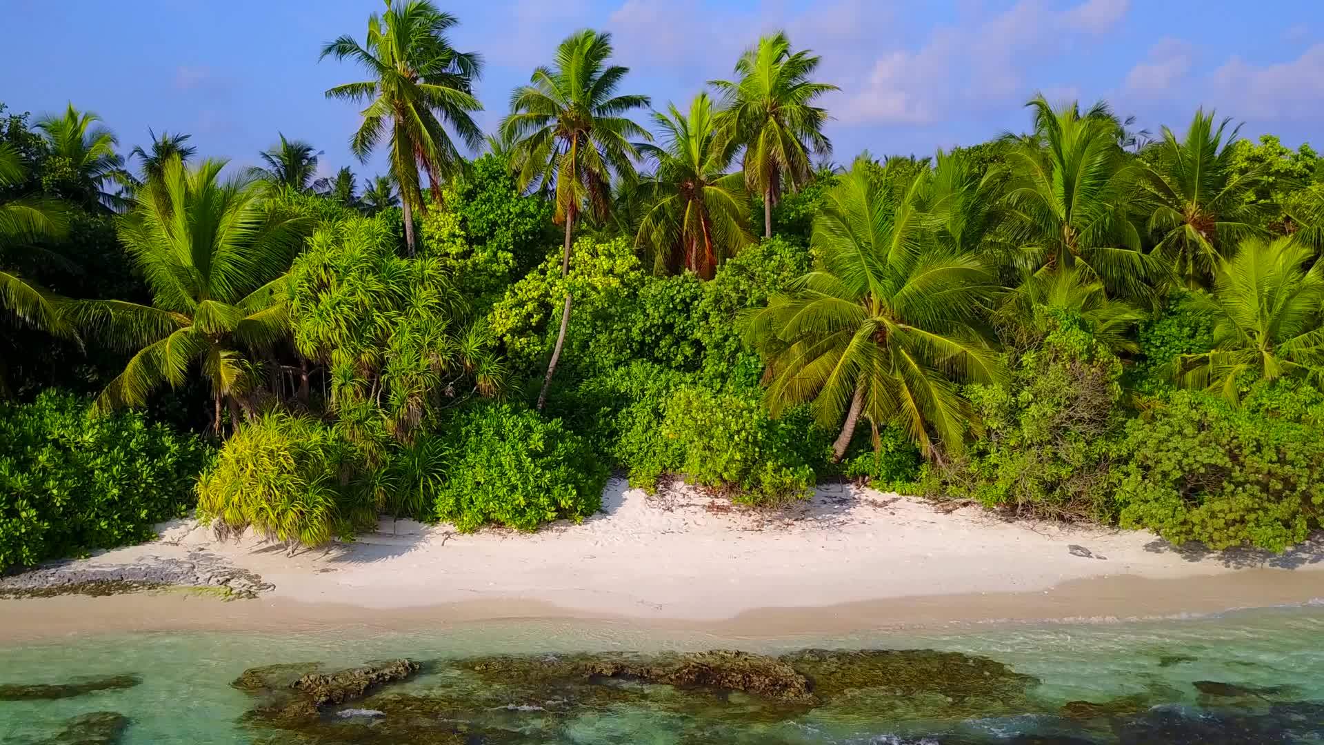 完美的岛屿海滩假日浪漫的蓝色海洋和海滩附近的白沙沙本背景视频的预览图