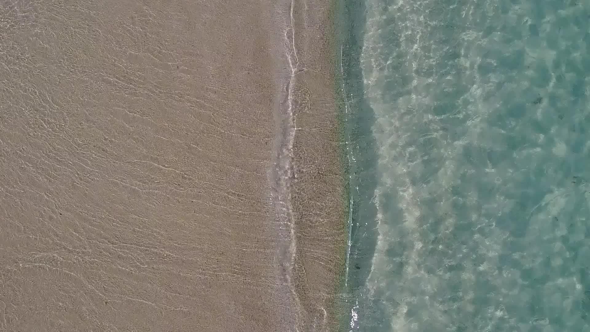 以蓝水和白沙土为例在长边海岸附近的蓝水为例视频的预览图