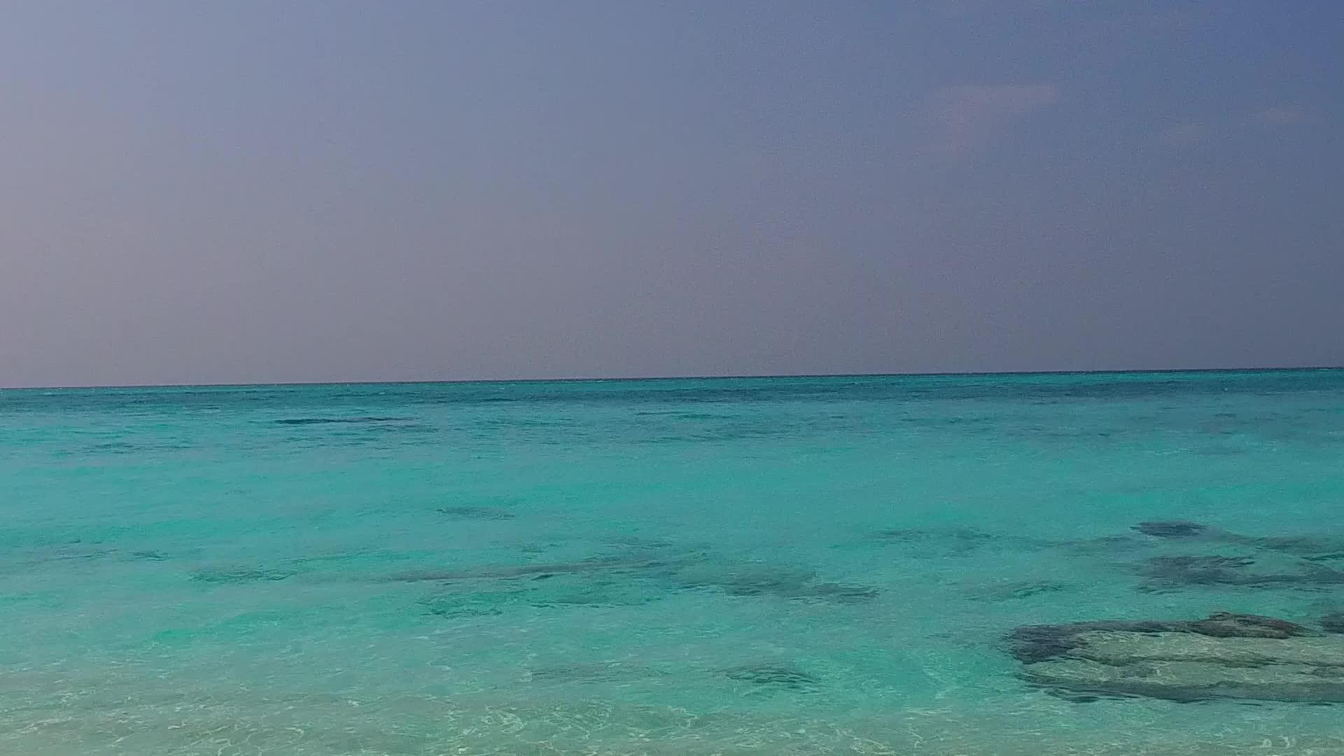 夏季旅行以蓝海和沙巴附近的白沙沙本为背景视频的预览图