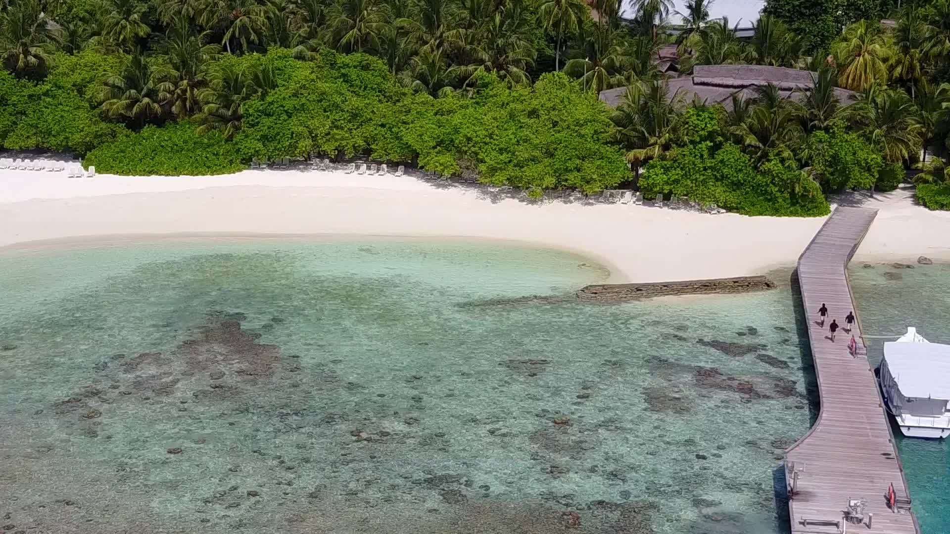 以蓝海和白沙本为背景在礁石附近的深海海滩上冒险视频的预览图