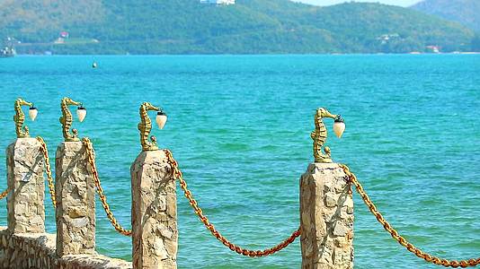 石头栅栏和海马灯笼和蓝海背景视频的预览图
