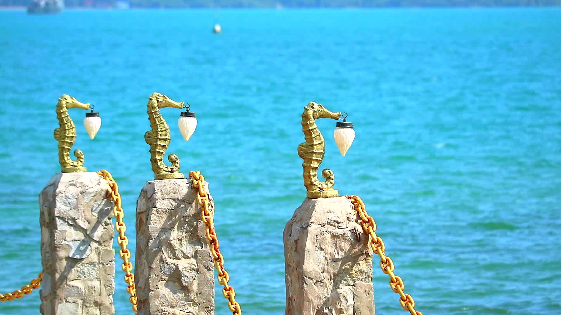 石墙和海马灯和蓝海背景视频的预览图