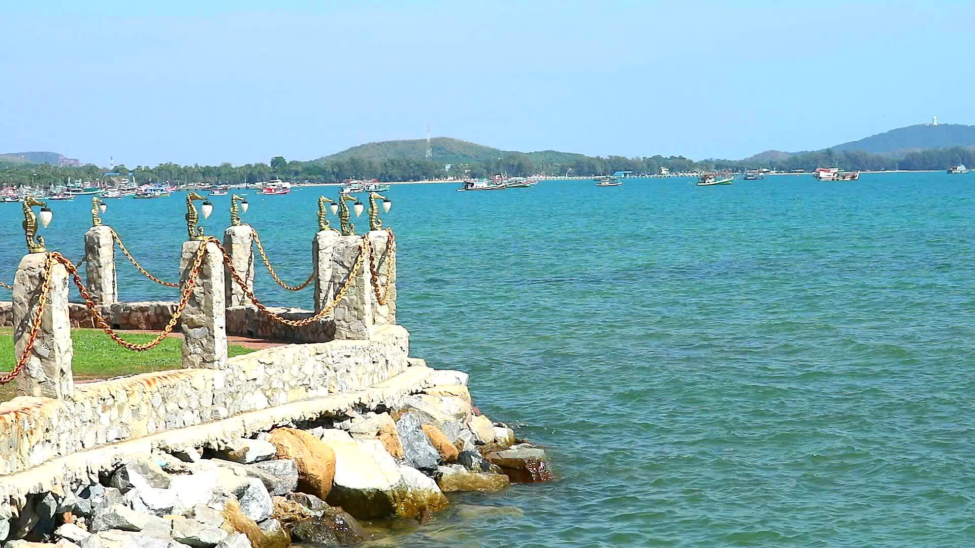 石头栅栏和海马灯笼蓝海和蓝天背景视频的预览图