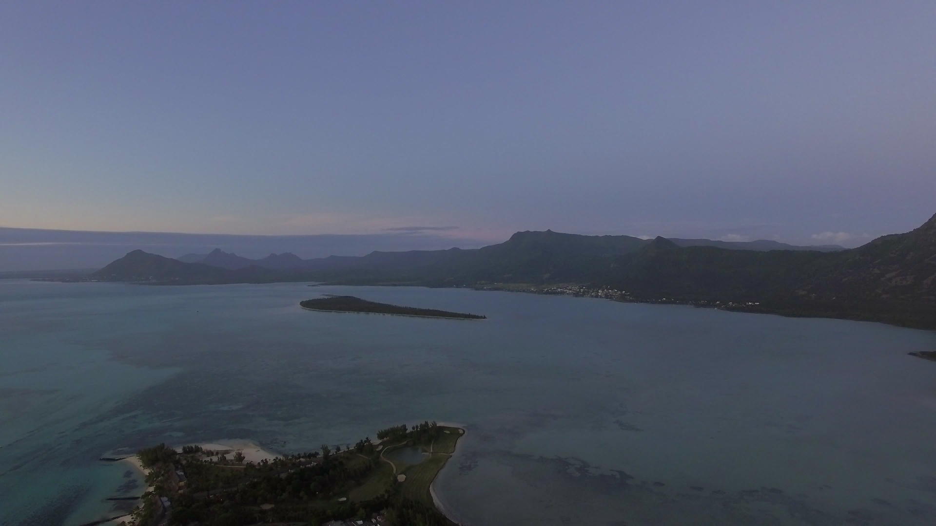 海洋和毛利海岸线的山脉视频的预览图
