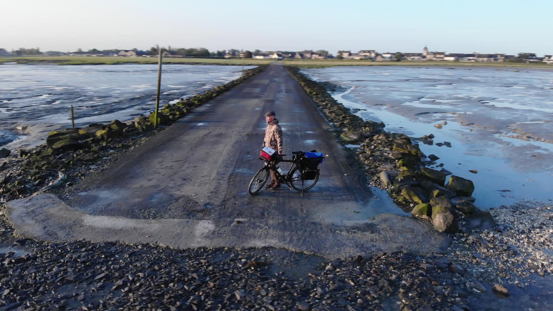 在法国拍摄无人机的人和他的旅行自行车视频的预览图