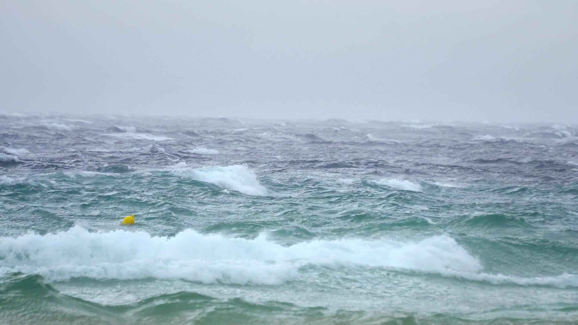暴风雨期间亚特兰特海浪视频的预览图