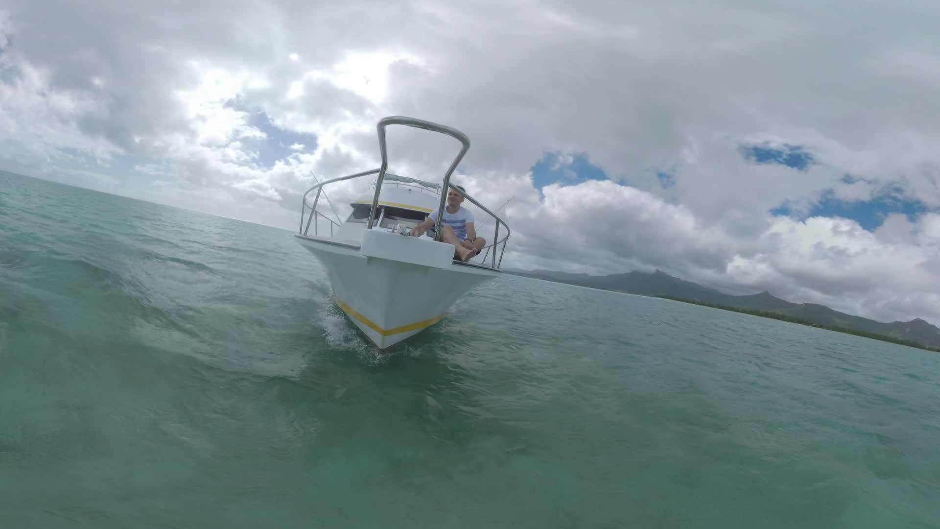在附近享受游艇Mauritius海洋中水上旅行视频的预览图