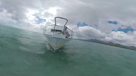 在附近享受游艇Mauritius海洋中水上旅行视频的预览图