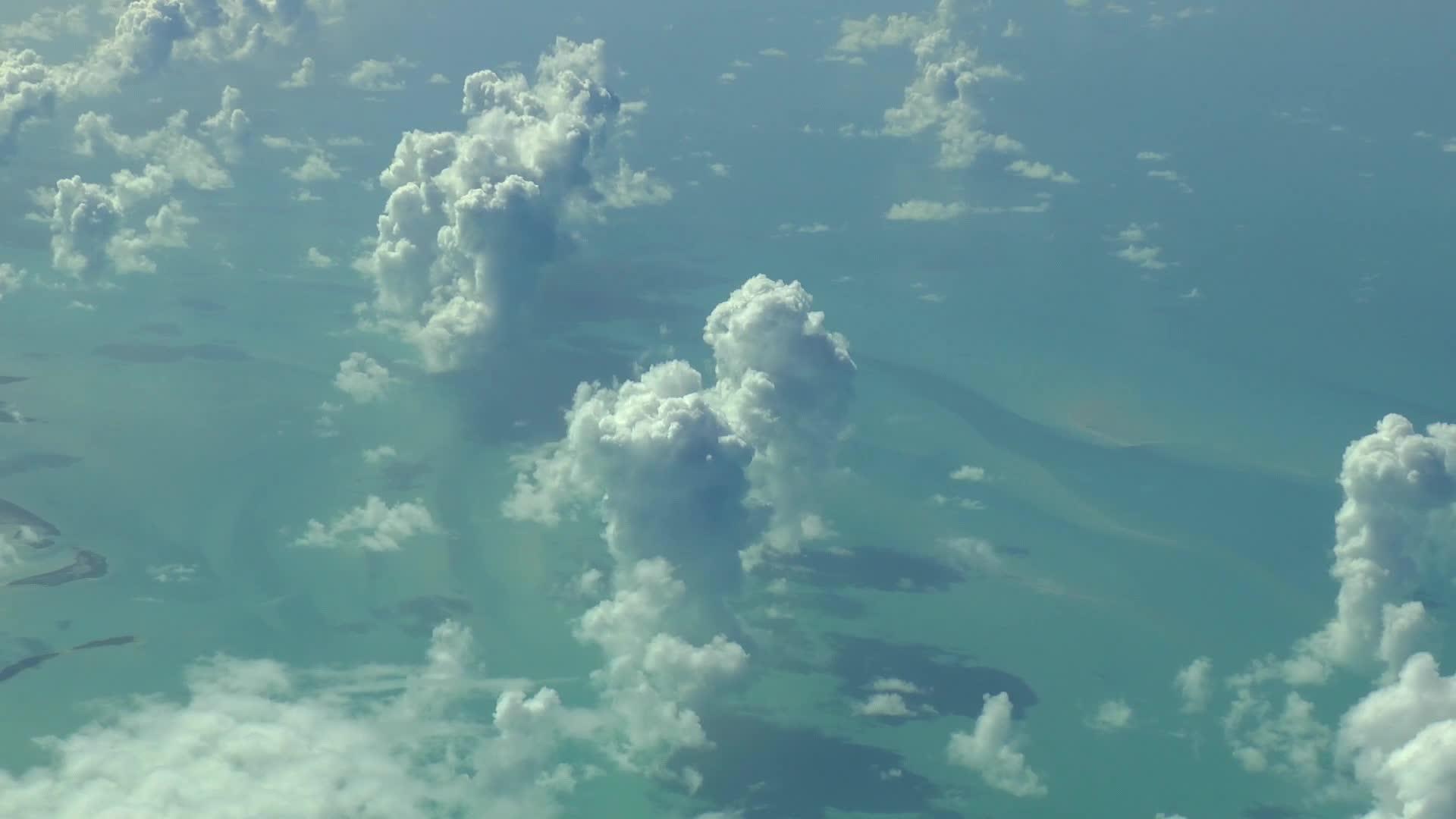 真实的空中视频飞越云层上空的海洋视频的预览图